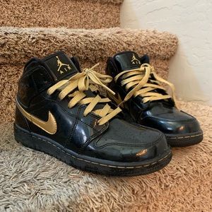 Jordan 1 black metallic gold